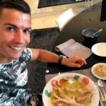 صورة كريستيانو رونالدو لطبق الدجاج تثير الجدل