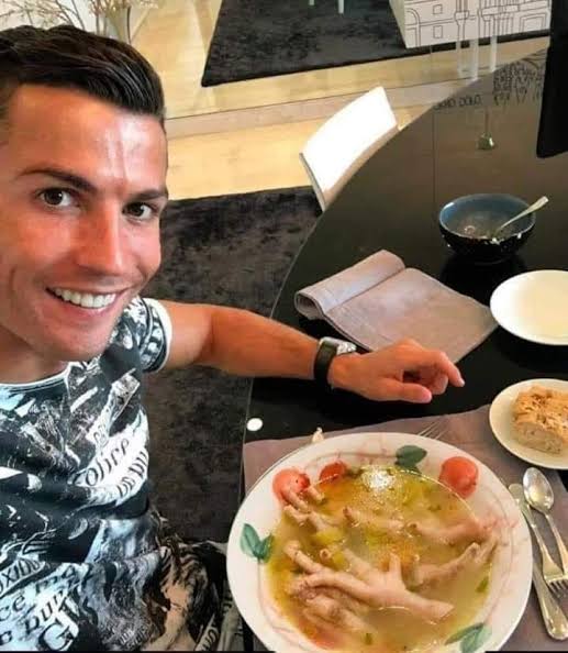 صورة كريستيانو رونالدو لطبق الدجاج تثير الجدل