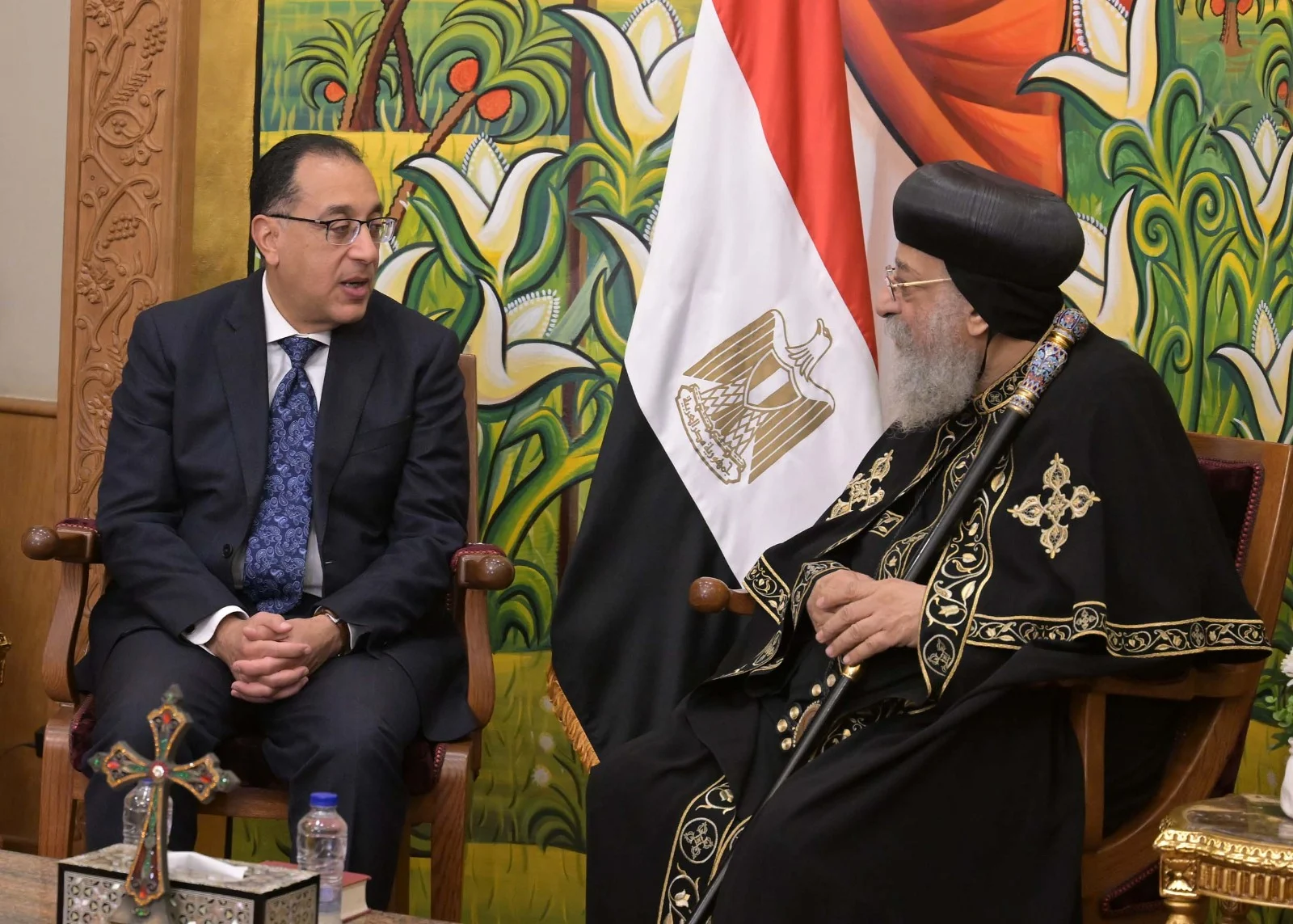 رئيس الوزراء يزور الكاتدرائية لتهنئة البابا تواضروس بعيد الميلاد المجيد