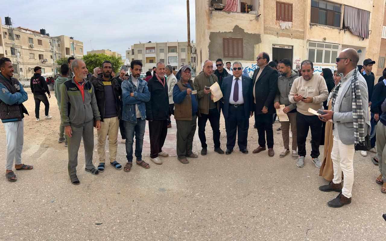 بدء توافد المواطنين امام مقارات الشهر العقاري منذ الصباح الباكر 1 بدء توافد المواطنين امام مقارات الشهر العقاري منذ الصباح الباكر