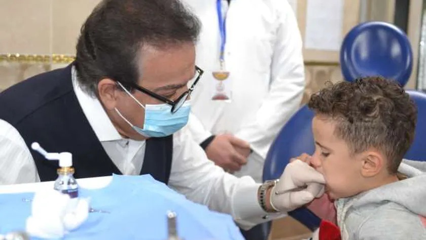 وزير الصحة يكشف بنفسه على طفل يتألم من أسنانه بالغربية