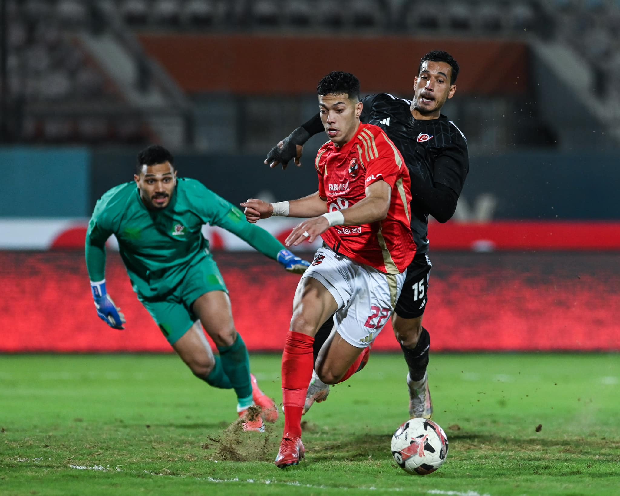 الأهلي يرفض رحيل إمام عاشور في يناير وسط عروض أوروبية وأمريكية