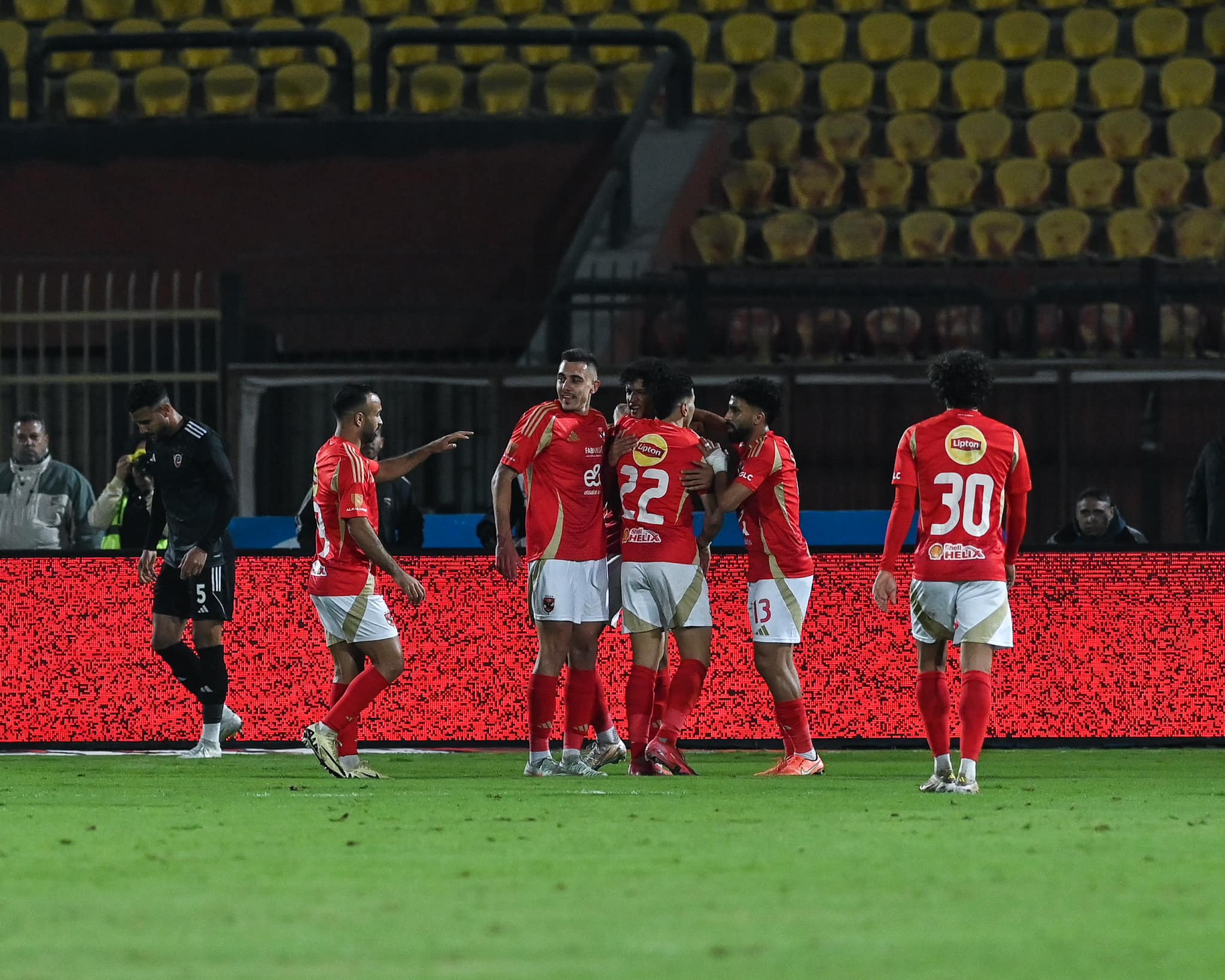 الأهلي يحقق فوزًا ثمينًا على بتروجت 2-1 في الدوري المصري الممتاز 1 الأهلي يحقق فوزًا ثمينًا على بتروجت 2-1 في الدوري المصري الممتاز