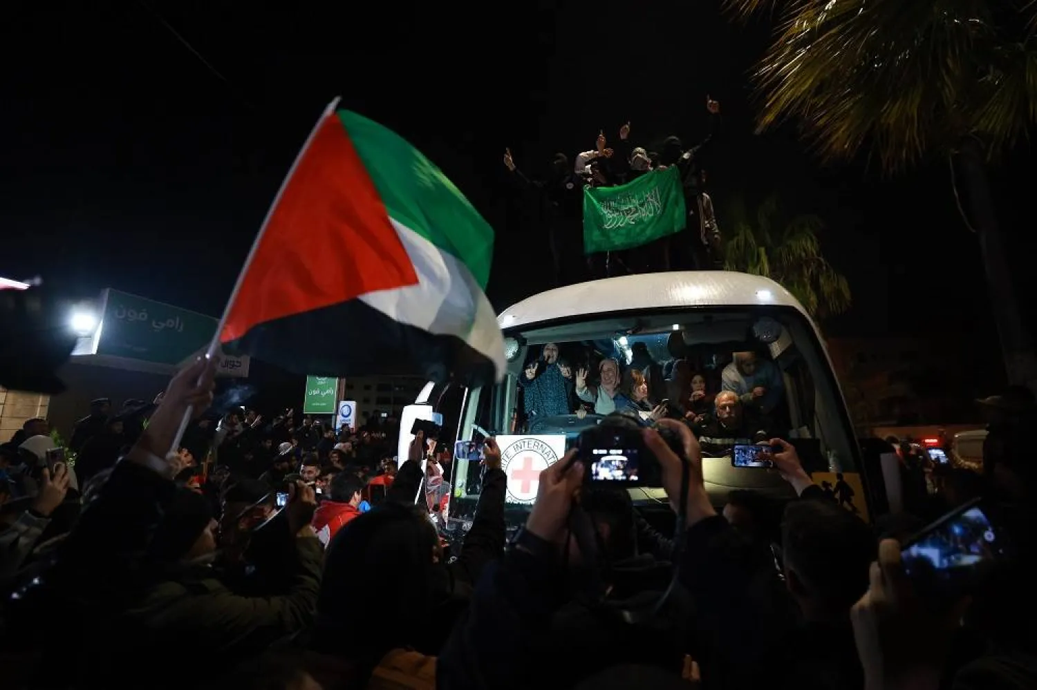 إسرائيل تفرج عن 602 أسير فلسطيني ضمن الدفعة الثامنة من صفقة التبادل