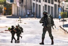 جيش الاحتلال يفرض طوقًا أمنيًا قرب رام الله بعد سماع دوي اطلاق نار