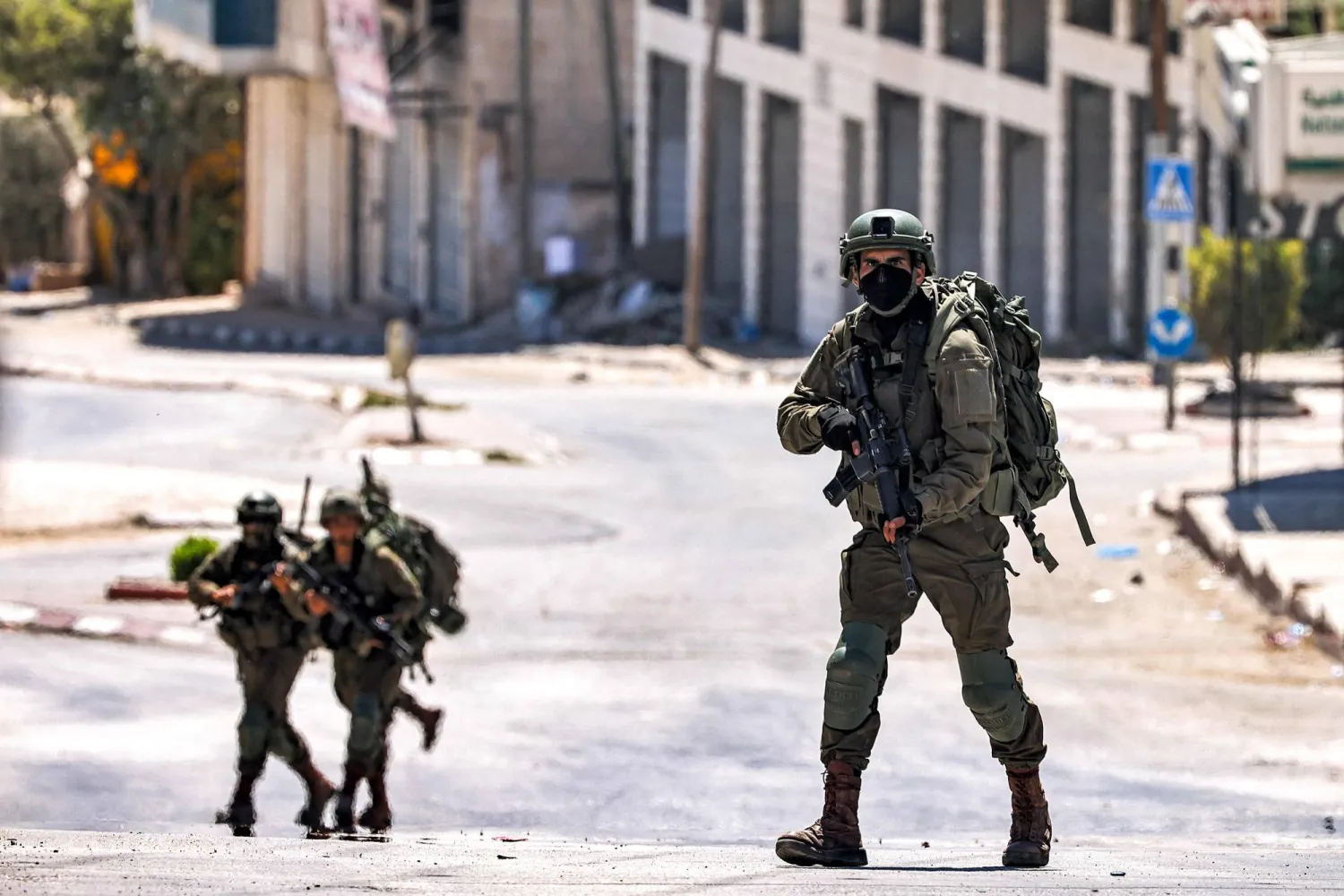 جيش الاحتلال يفرض طوقًا أمنيًا قرب رام الله بعد سماع دوي اطلاق نار