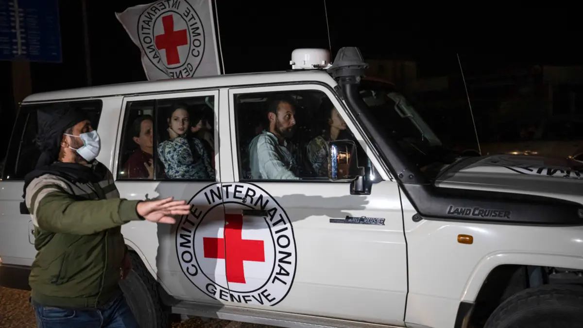 دفعة جديدة من الأسرى الفلسطينيين في طريقها إلى الحرية.. 36 من المؤبدات و333 من معتقلي غزة