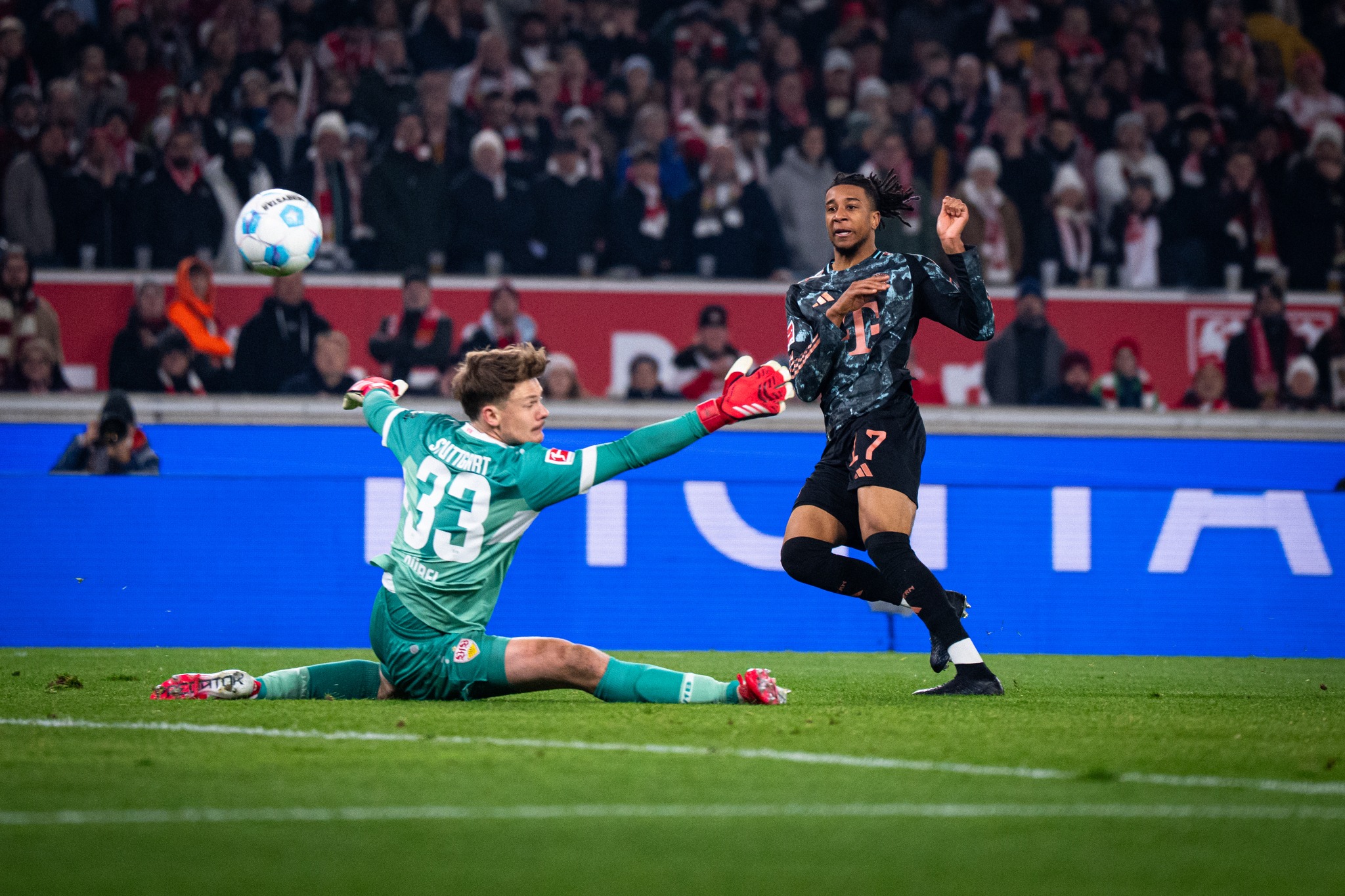 بايرن ميونخ يعزز صدارته للدوري الألماني بعد الفوز على شتوتجارت 3-1