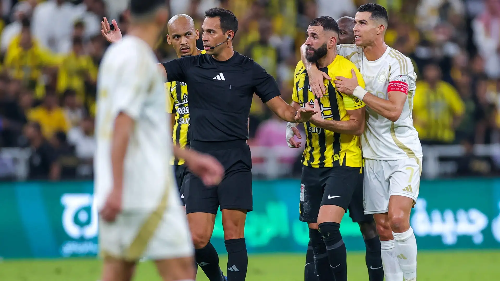 بنزيما يرد على تصريح رونالدو: كل لاعب يرى نفسه الأفضل لكن الظاهرة البرازيلي يبقى الأعظم