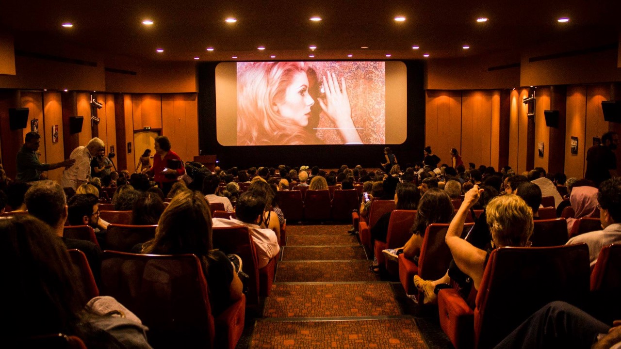هندي يكسب تعويض من دار سينما بسبب 25 دقيقة.. والمحكمة: الوقت مال يا جماعة