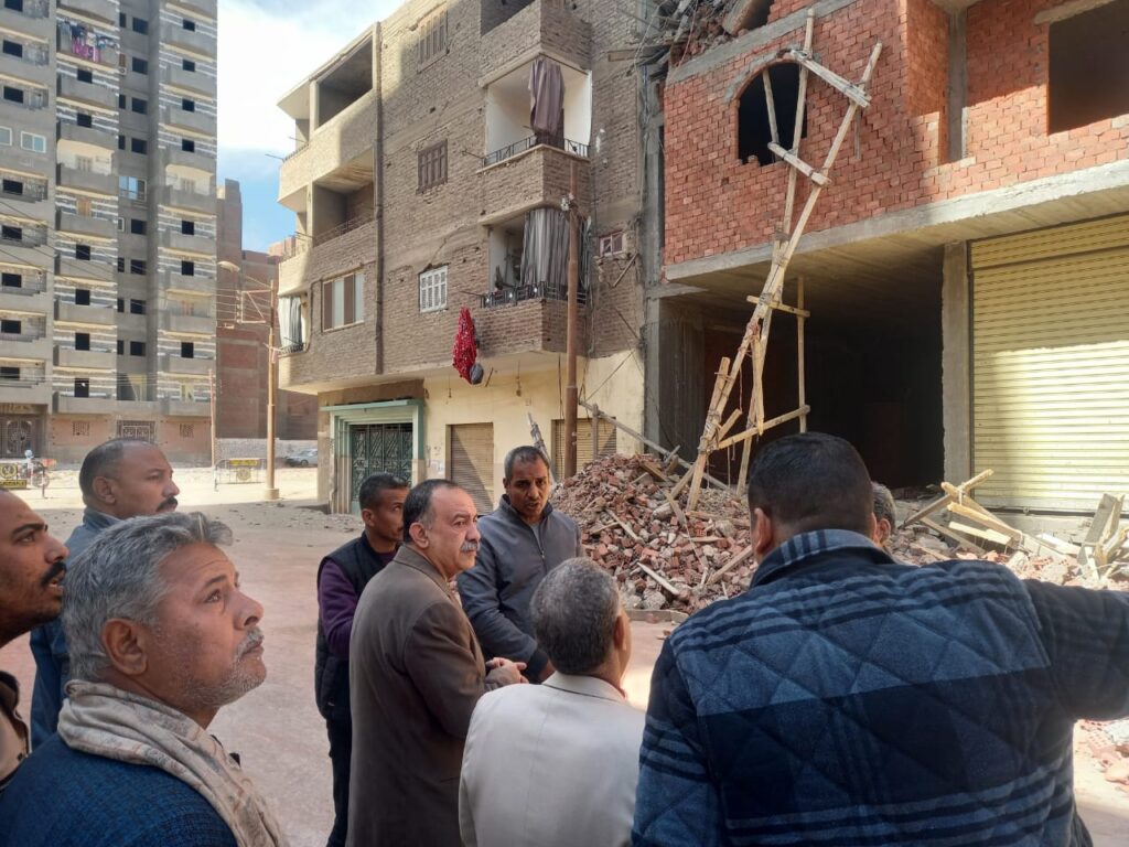 كارثة في أسيوط.. انشطار برج سكني مكون من 8 طوابق يثير الذعر بين الأهالي 8 كارثة في أسيوط.. انشطار برج سكني مكون من 8 طوابق يثير الذعر بين الأهالي