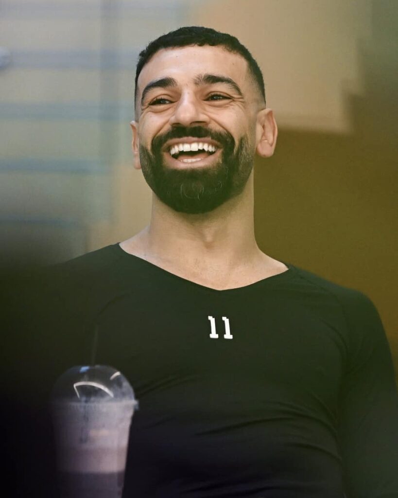 محمد صلاح يُجدد عقده مع ليفربول حتى 2027.. ومكة الأكثر سعادة في العائلة 2 محمد صلاح يُجدد عقده مع ليفربول حتى 2027.. ومكة الأكثر سعادة في العائلة