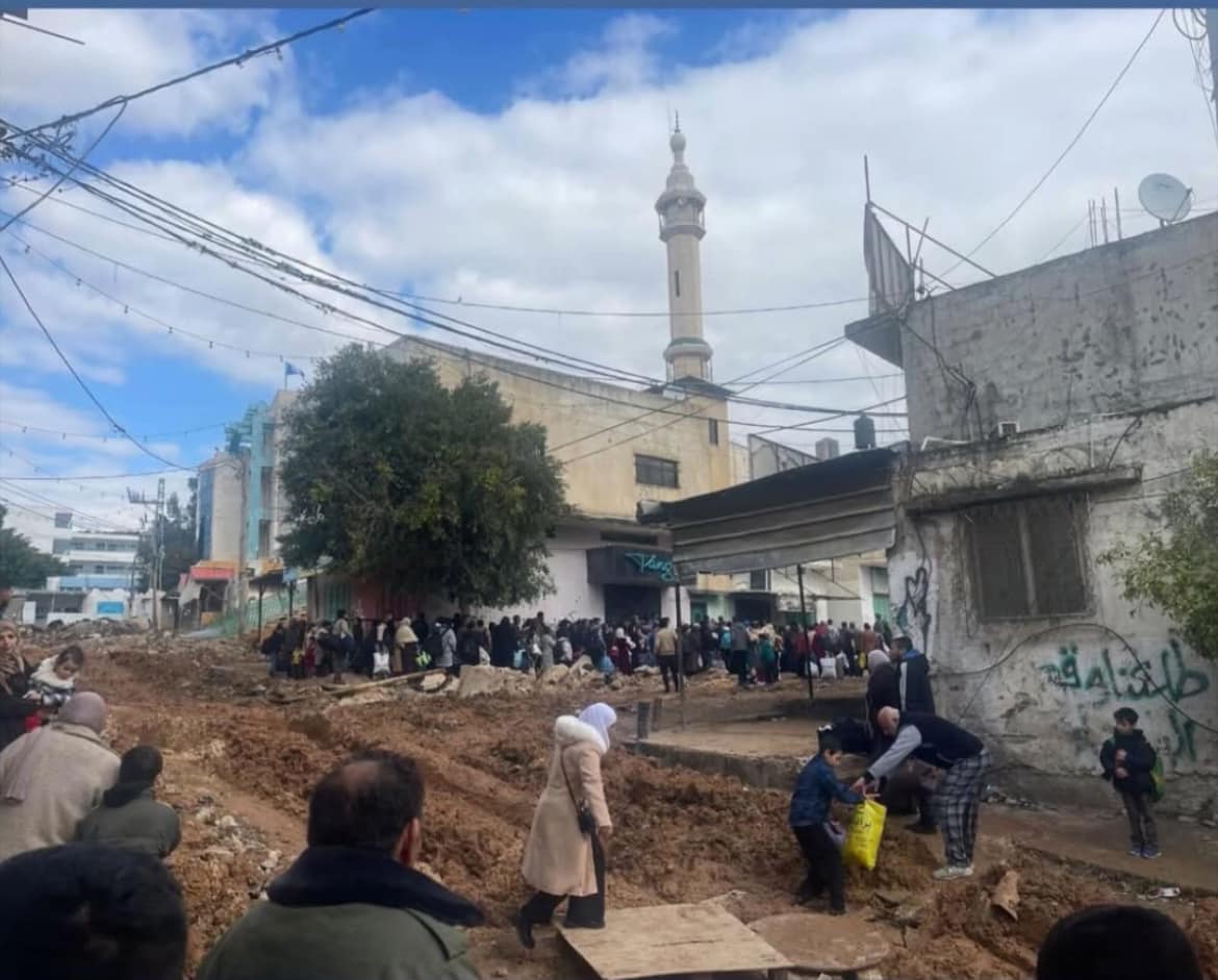 الاحتلال يجبر الأسر الفلسطينية في مخيم الفارعة على النزوح ويحوّل المنازل إلى ثكنات عسكرية