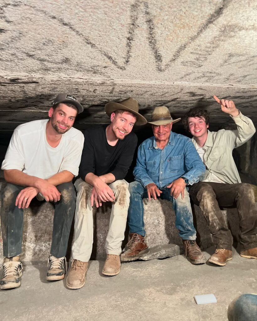 مستر بيست يتحدى لعنة الفراعنة ويقضي 100 ساعة داخل الأهرامات | ألبوم صور 18 مستر بيست يتحدى لعنة الفراعنة ويقضي 100 ساعة داخل الأهرامات | ألبوم صور