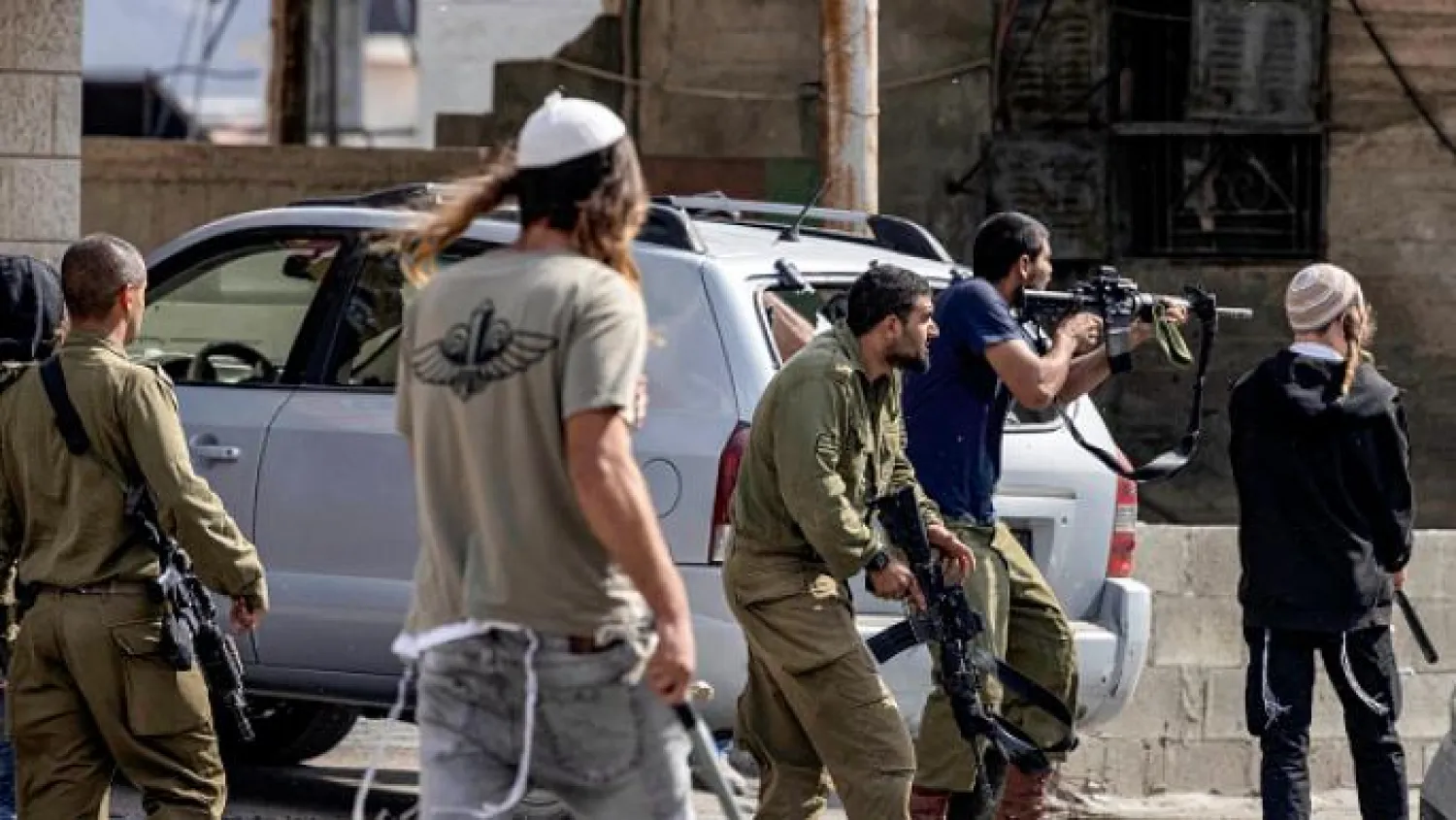 إصابة 16 فلسطينيًا بينهم أطفال في هجوم للمستوطنين بالضفة الغربية