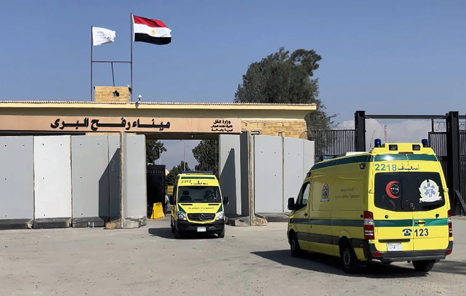 المستشفيات المصرية تستقبل 166 مصابًا ومريضًا فلسطينيًا من معبر رفح لتلقي العلاج 1 المستشفيات المصرية تستقبل 166 مصابًا ومريضًا فلسطينيًا من معبر رفح لتلقي العلاج