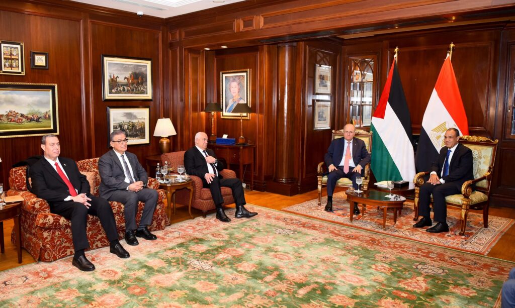 وزير الخارجية: مصر تدعم السلطة الفلسطينية وتدعو إلى تمكينها في غزة 2 وزير الخارجية: مصر تدعم السلطة الفلسطينية وتدعو إلى تمكينها في غزة