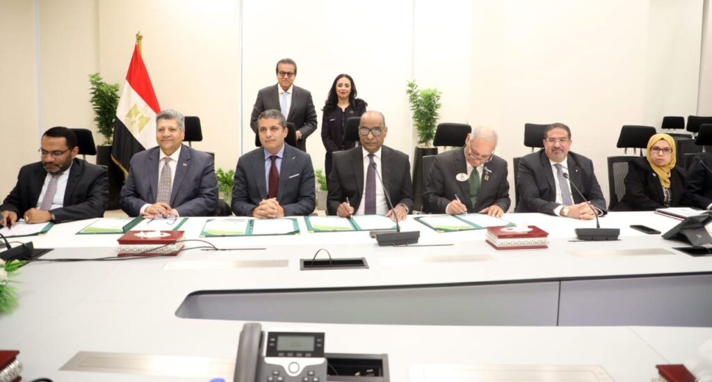 وزارة الصحة توقع بروتوكولًا مع "الليونز" لفحص نظر 7 ملايين طالب في 9,400 مدرسة 9 وزارة الصحة توقع بروتوكولًا مع "الليونز" لفحص نظر 7 ملايين طالب في 9,400 مدرسة