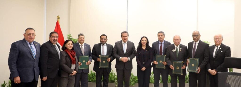 وزارة الصحة توقع بروتوكولًا مع "الليونز" لفحص نظر 7 ملايين طالب في 9,400 مدرسة 10 وزارة الصحة توقع بروتوكولًا مع "الليونز" لفحص نظر 7 ملايين طالب في 9,400 مدرسة