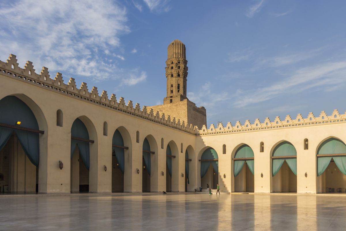 جامع الحاكم بأمر الله.. تحفة معمارية فاطمية شاهدة على تاريخ القاهرة العريق