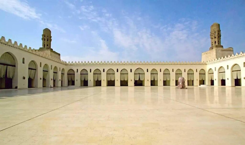 جامع الحاكم بأمر الله.. تحفة معمارية فاطمية شاهدة على تاريخ القاهرة العريق