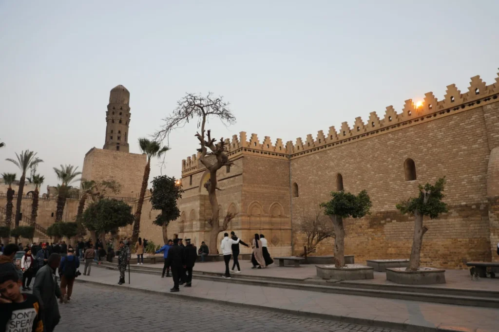 جامع الحاكم بأمر الله.. تحفة معمارية فاطمية شاهدة على تاريخ القاهرة العريق