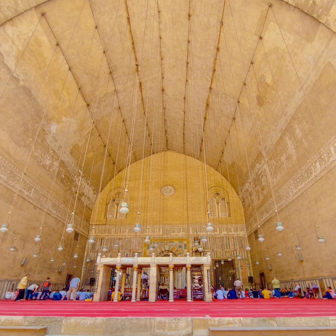 مسجد الرفاعي.. تحفة معمارية تربط الماضي بالحاضر في قلب القاهرة