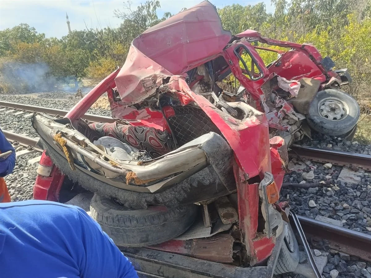 مأساة في الإسماعيلية.. وفاة 10 أشخاص وإصابة آخرين في حادث تصادم قطار بميني باص