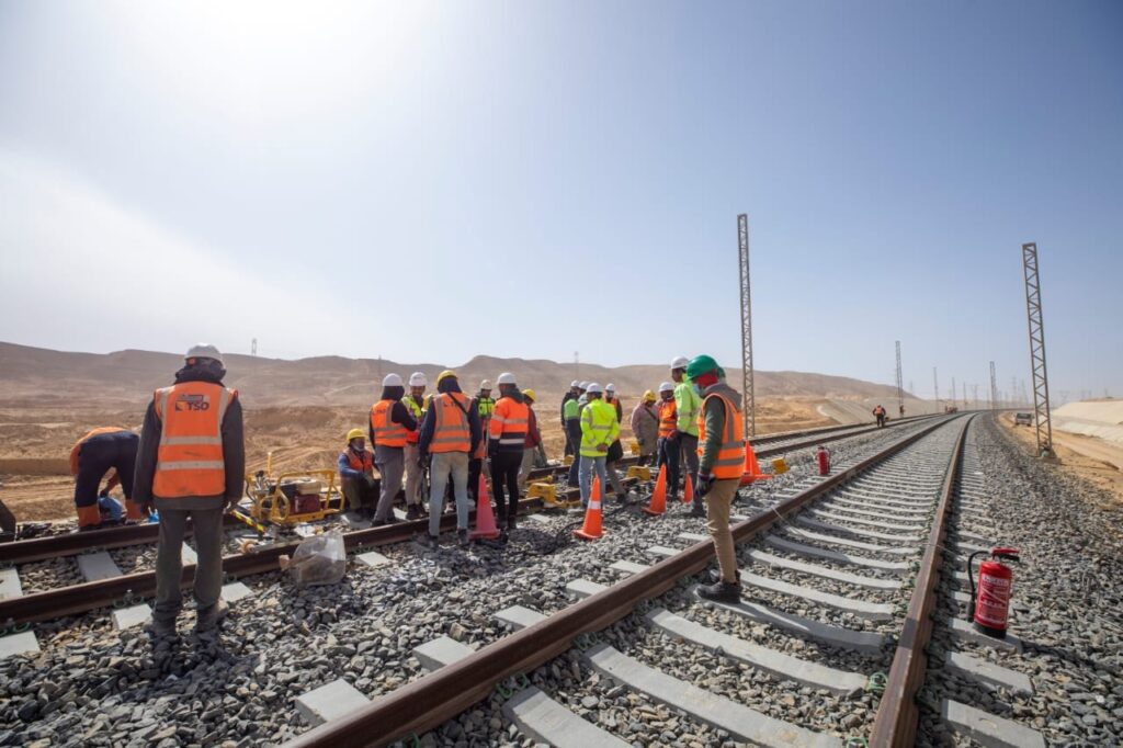 كامل الوزير يتفقد مشروع القطار الكهربائي السريع.. 660 كم من المسار و15 قطارًا سريعًا تحت المتابعة