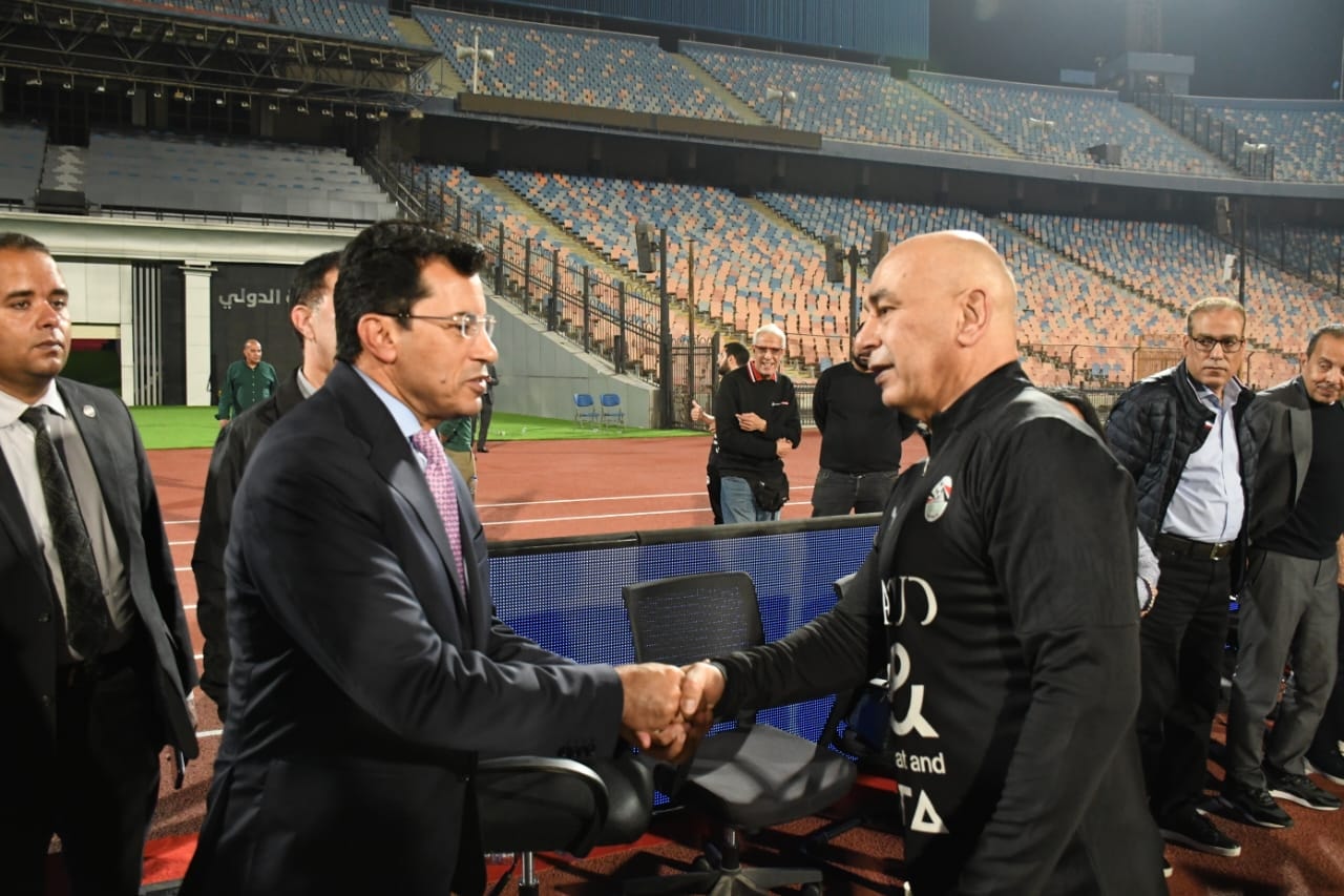 وزير الرياضة يدعم منتخب مصر قبل مواجهتي إثيوبيا وسيراليون في تصفيات المونديال