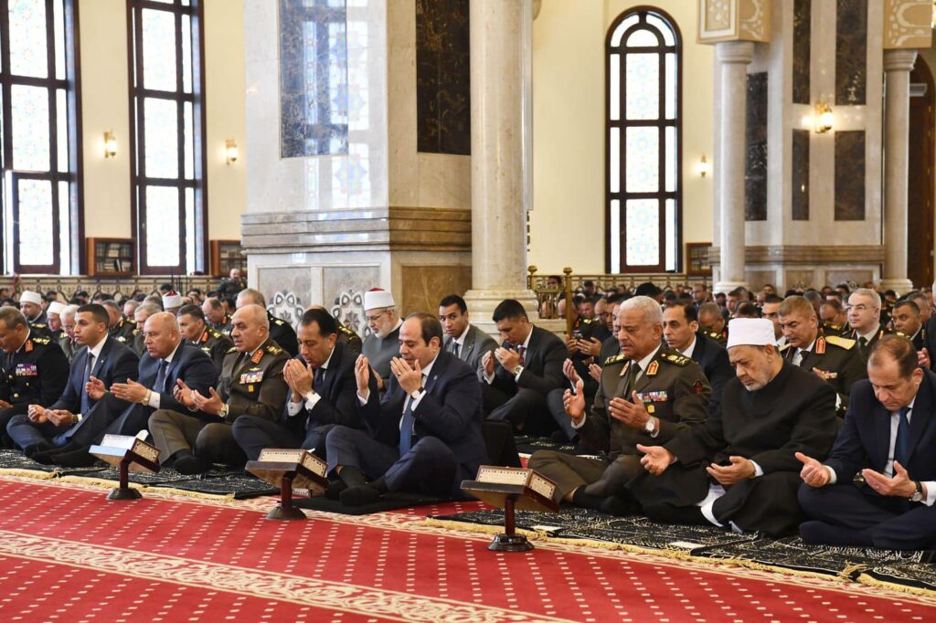 السيسي يؤدي صلاة الجمعة بمسجد المشير ويهنئ القوات المسلحة بذكرى العاشر من رمضان