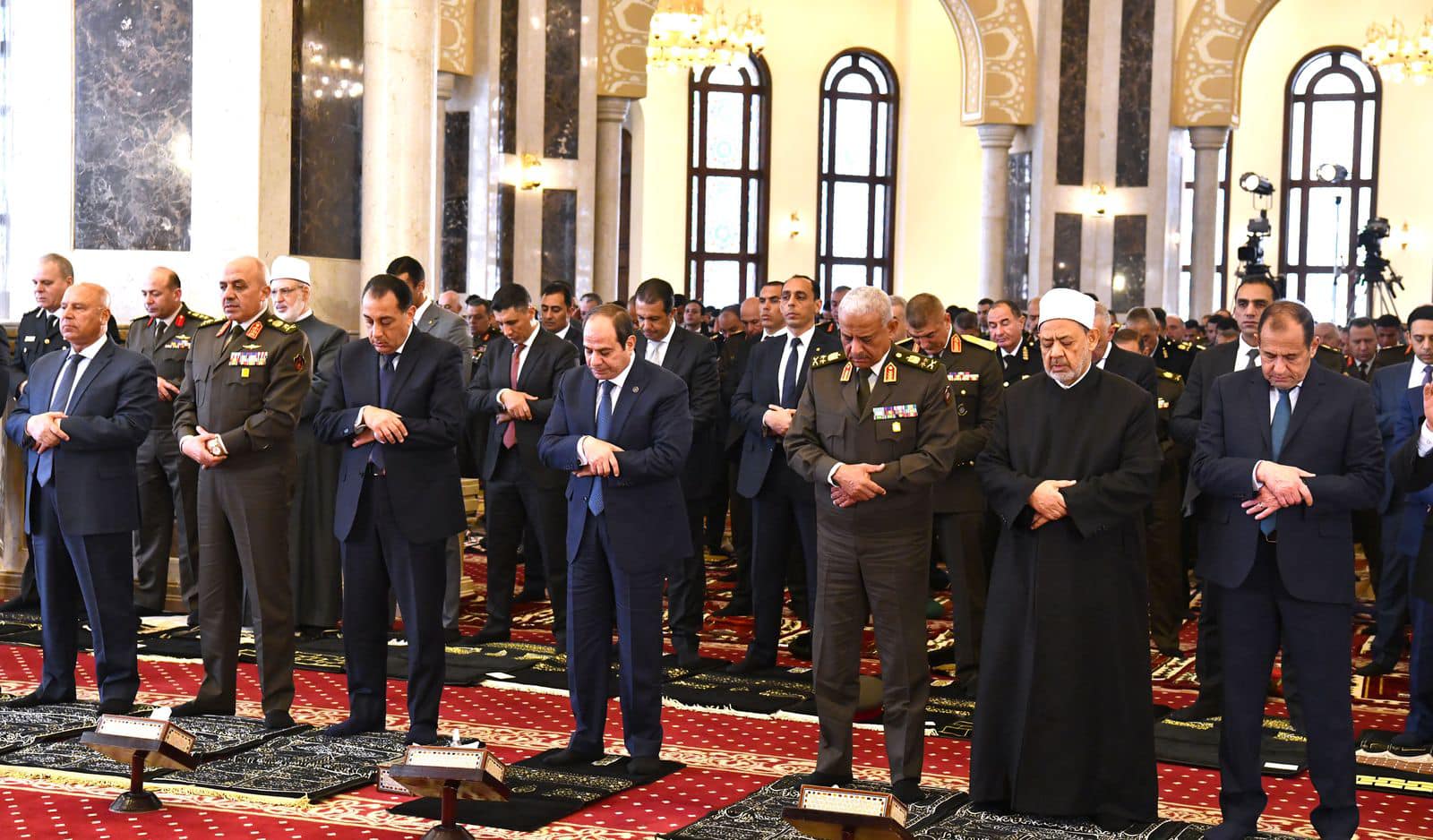 السيسي يؤدي صلاة الجمعة بمسجد المشير ويهنئ القوات المسلحة بذكرى العاشر من رمضان