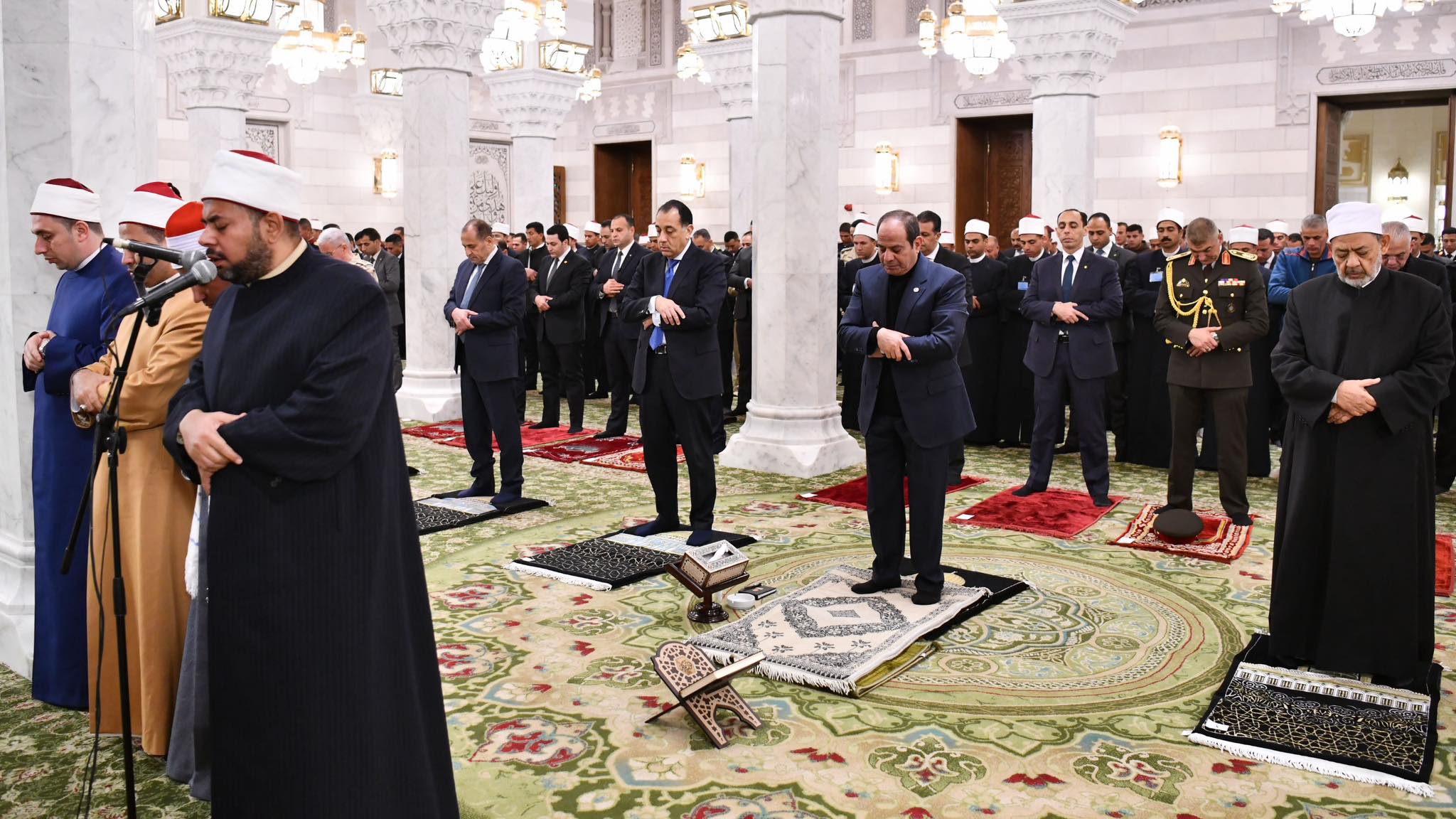 الرئيس السيسي يفتتح أعمال تجديد مسجد السيدة نفيسة ويؤدي صلاة الفجر بالمقام