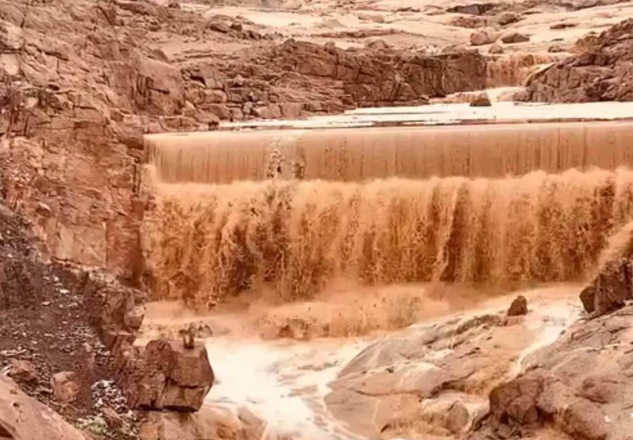 وادي مقيرح بجنوب سيناء.. شلالات ساحرة تتدفق بعد أمطار غزيرة (فيديو) 1 وادي مقيرح بجنوب سيناء.. شلالات ساحرة تتدفق بعد أمطار غزيرة (فيديو)
