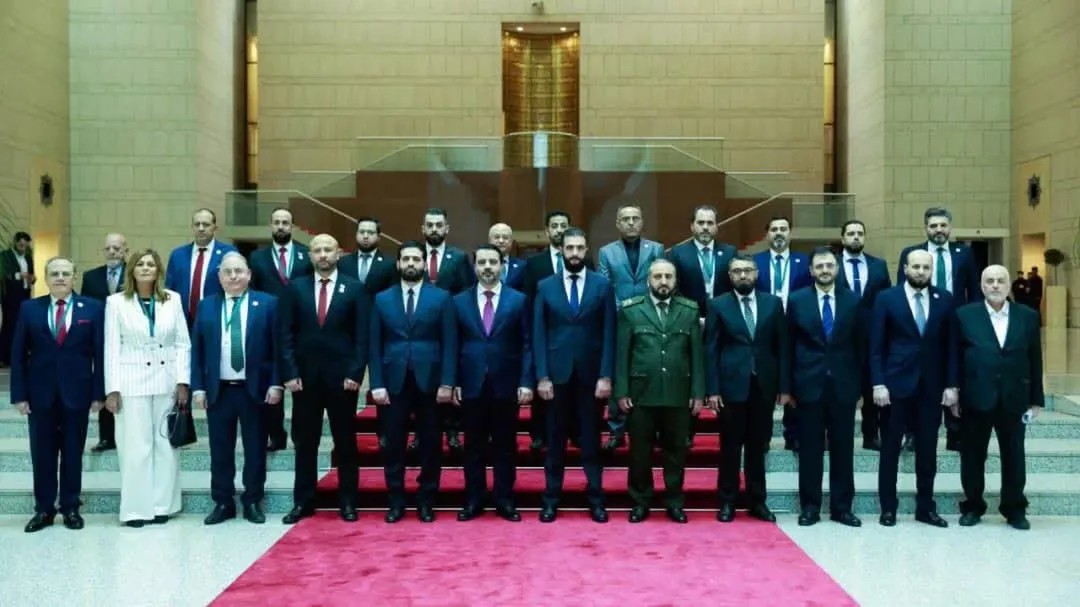 حكومة سورية جديدة برئاسة أحمد الشرع تضم وزيرة مسيحية.. وخارطة طريق لإعادة الإعمار 1 حكومة سورية جديدة برئاسة أحمد الشرع تضم وزيرة مسيحية.. وخارطة طريق لإعادة الإعمار