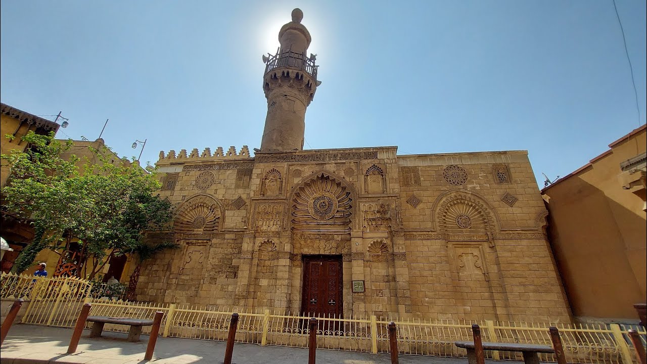 مسجد الأقمر.. تحفة معمارية فاطمية تضيء قلب القاهرة التاريخية منذ 9 قرون 1 مسجد الأقمر.. تحفة معمارية فاطمية تضيء قلب القاهرة التاريخية منذ 9 قرون