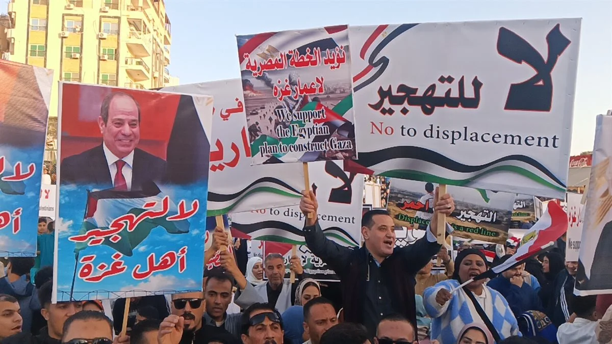 ملايين المصريين يحتشدون بعد صلاة العيد دعماً لفلسطين ورفضاً لتهجير أهل غزة 1 ملايين المصريين يحتشدون بعد صلاة العيد دعماً لفلسطين ورفضاً لتهجير أهل غزة