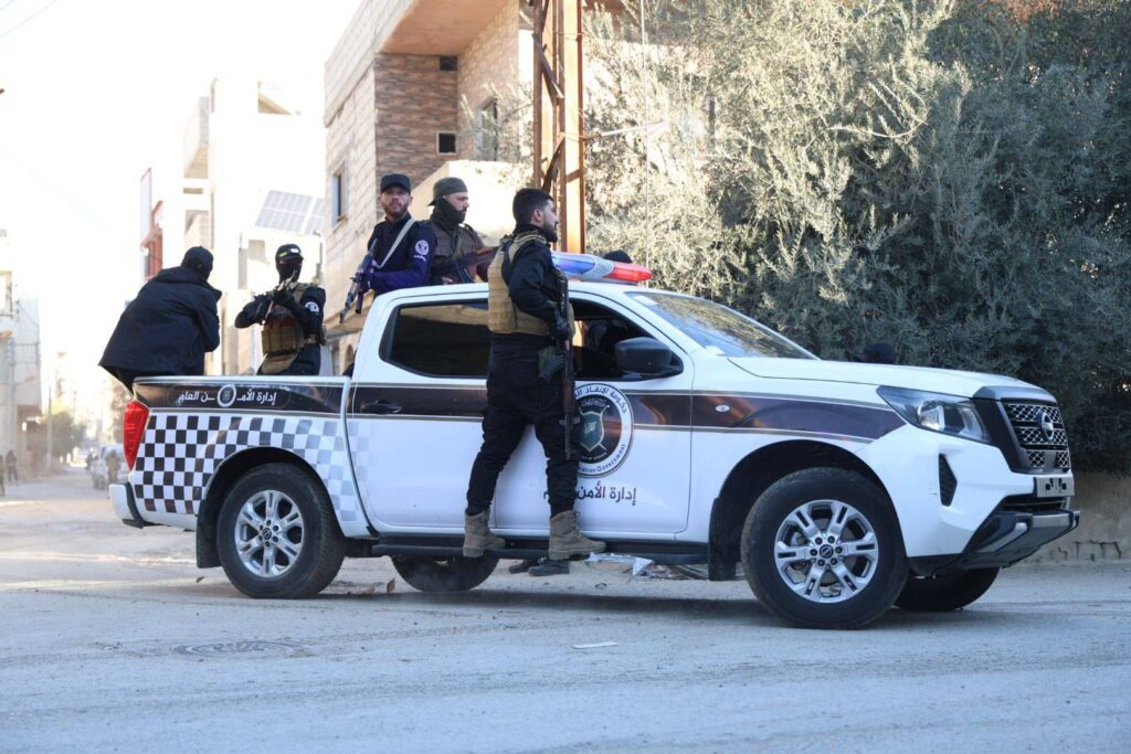 13 قتيلًا في اشتباكات عنيفة بريف اللاذقية.. وسوريا تعزز انتشارها الأمني وسط توتر متصاعد 2 13 قتيلًا في اشتباكات عنيفة بريف اللاذقية.. وسوريا تعزز انتشارها الأمني وسط توتر متصاعد