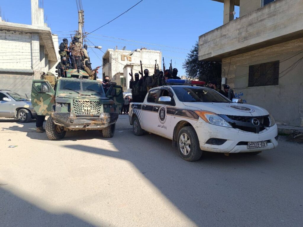 13 قتيلًا في اشتباكات عنيفة بريف اللاذقية.. وسوريا تعزز انتشارها الأمني وسط توتر متصاعد 4 13 قتيلًا في اشتباكات عنيفة بريف اللاذقية.. وسوريا تعزز انتشارها الأمني وسط توتر متصاعد