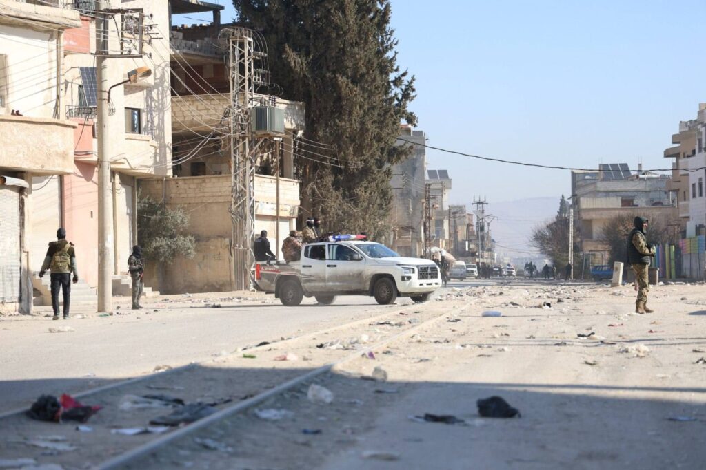 13 قتيلًا في اشتباكات عنيفة بريف اللاذقية.. وسوريا تعزز انتشارها الأمني وسط توتر متصاعد 3 13 قتيلًا في اشتباكات عنيفة بريف اللاذقية.. وسوريا تعزز انتشارها الأمني وسط توتر متصاعد