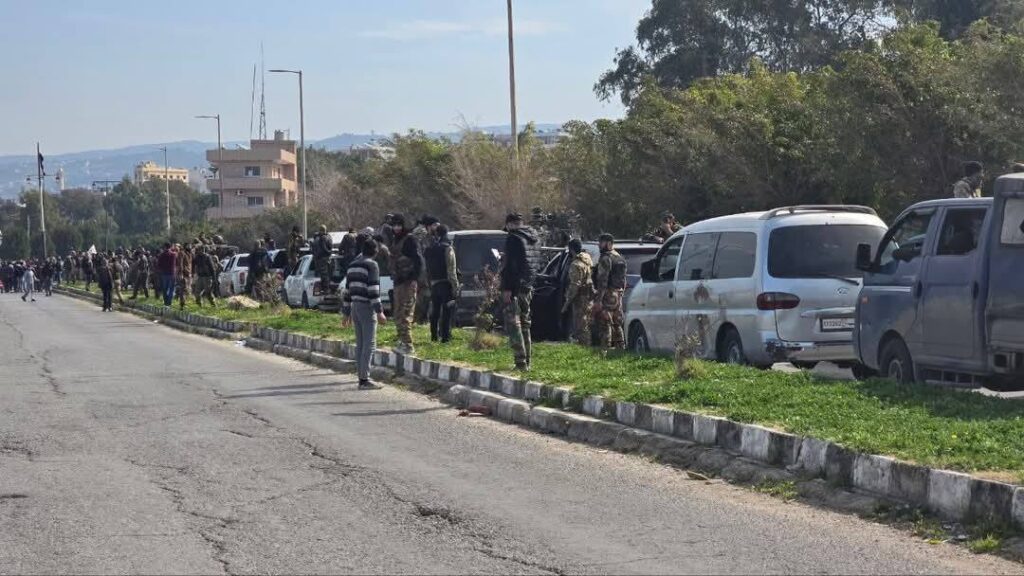 13 قتيلًا في اشتباكات عنيفة بريف اللاذقية.. وسوريا تعزز انتشارها الأمني وسط توتر متصاعد 6 13 قتيلًا في اشتباكات عنيفة بريف اللاذقية.. وسوريا تعزز انتشارها الأمني وسط توتر متصاعد