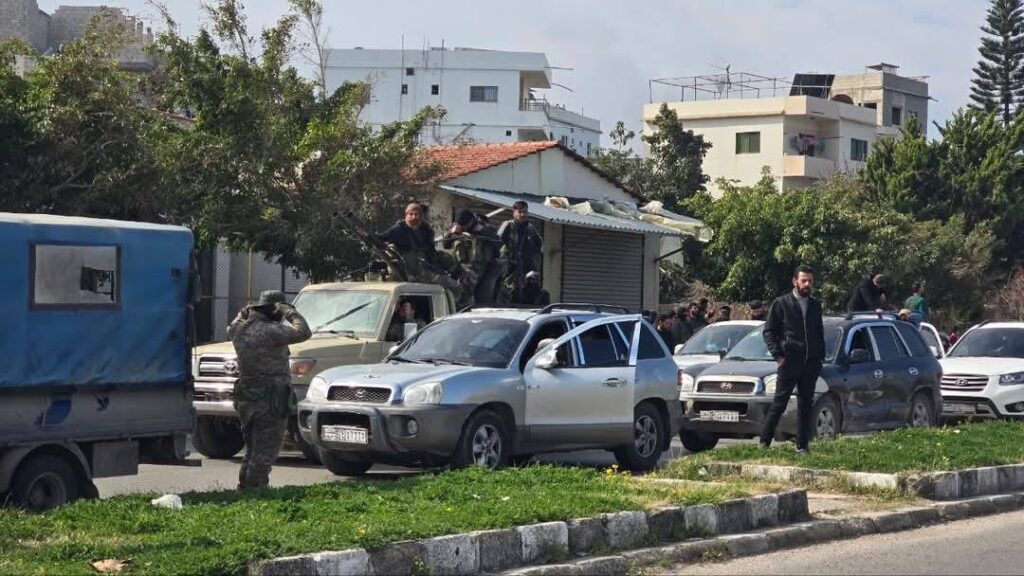 13 قتيلًا في اشتباكات عنيفة بريف اللاذقية.. وسوريا تعزز انتشارها الأمني وسط توتر متصاعد 5 13 قتيلًا في اشتباكات عنيفة بريف اللاذقية.. وسوريا تعزز انتشارها الأمني وسط توتر متصاعد