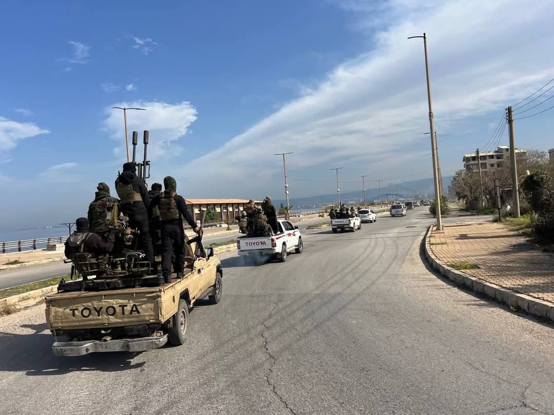 13 قتيلًا في اشتباكات عنيفة بريف اللاذقية.. وسوريا تعزز انتشارها الأمني وسط توتر متصاعد 1 13 قتيلًا في اشتباكات عنيفة بريف اللاذقية.. وسوريا تعزز انتشارها الأمني وسط توتر متصاعد