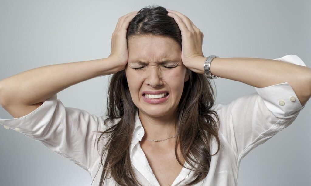 صداع التوتر يضرب الرؤوس في رمضان.. باحث يكشف الأسباب وطرق العلاج 4 صداع التوتر يضرب الرؤوس في رمضان.. باحث يكشف الأسباب وطرق العلاج