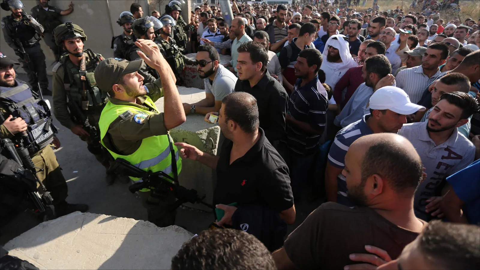 الاحتلال يمنع آلاف الفلسطينيين من دخول الأقصى في أول جمعة من رمضان 1 الاحتلال يمنع آلاف الفلسطينيين من دخول الأقصى في أول جمعة من رمضان