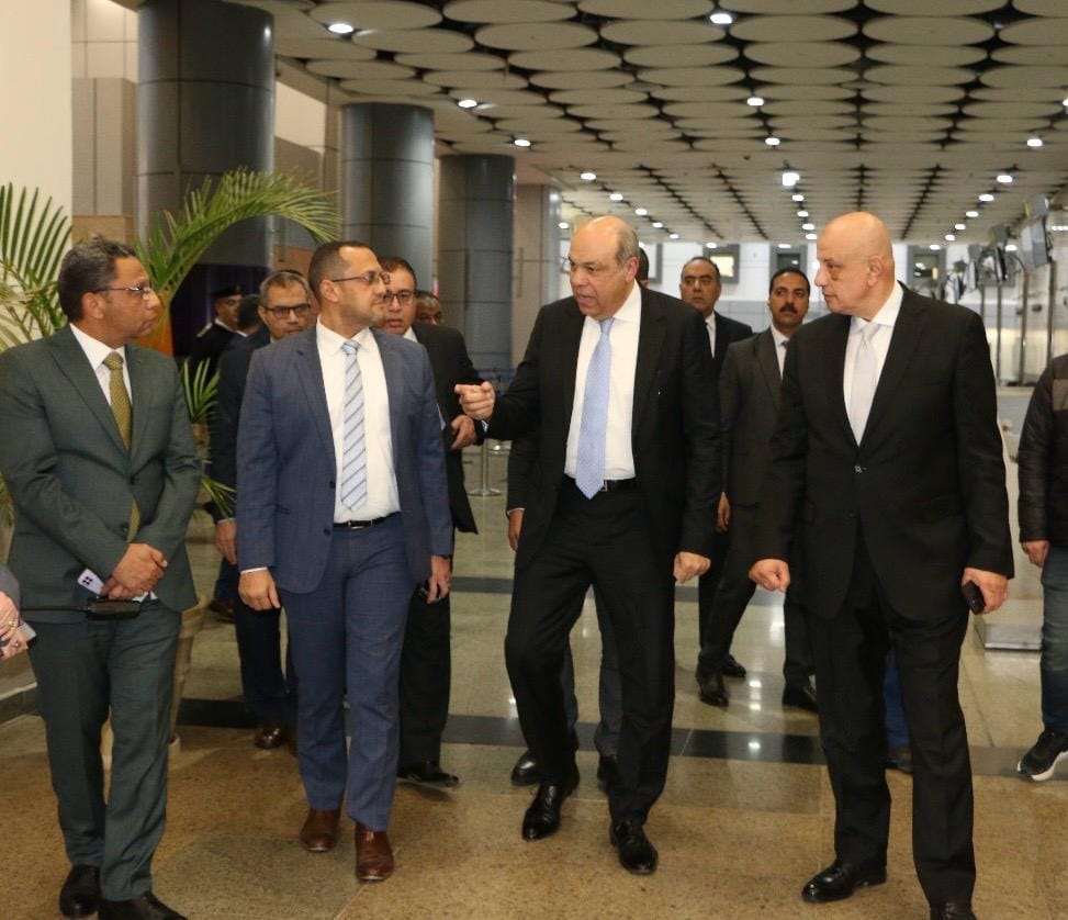 وزير الطيران المدني يتفقد مطار سفنكس الدولي ويؤكد جاهزيته لاستقبال الوفود العالمية