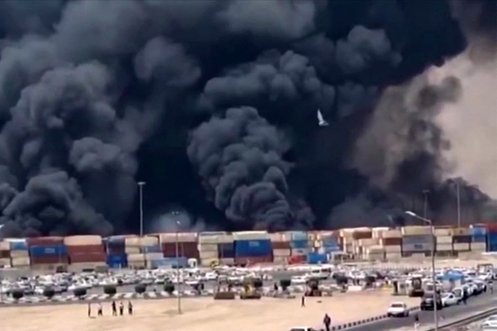 انفجار ضخم في ميناء بندر عباس الإيراني يسفر عن إصابة 400 شخص 1 انفجار ضخم في ميناء بندر عباس الإيراني يسفر عن إصابة 400 شخص