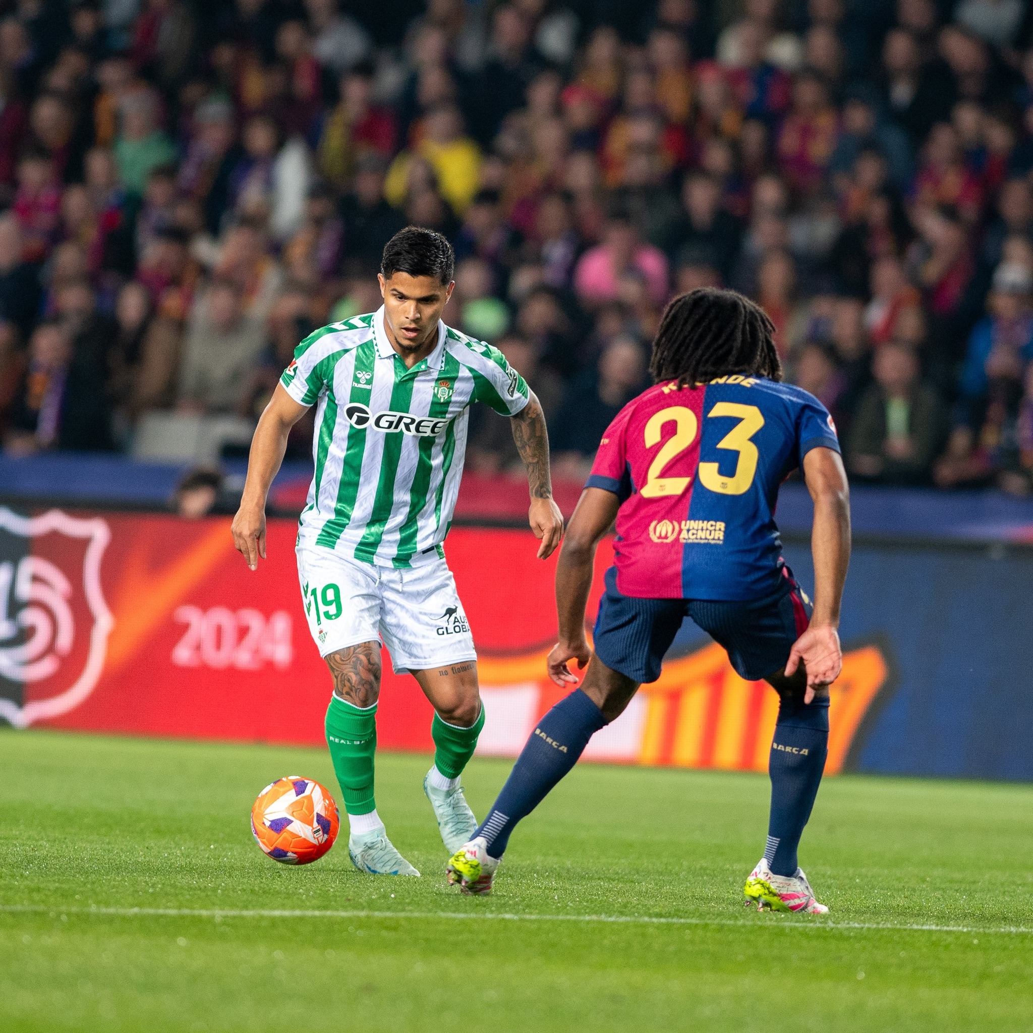 برشلونة يتعادل 1-1 مع بيتيس ويهدر فرصة توسيع الفارق مع ريال مدريد