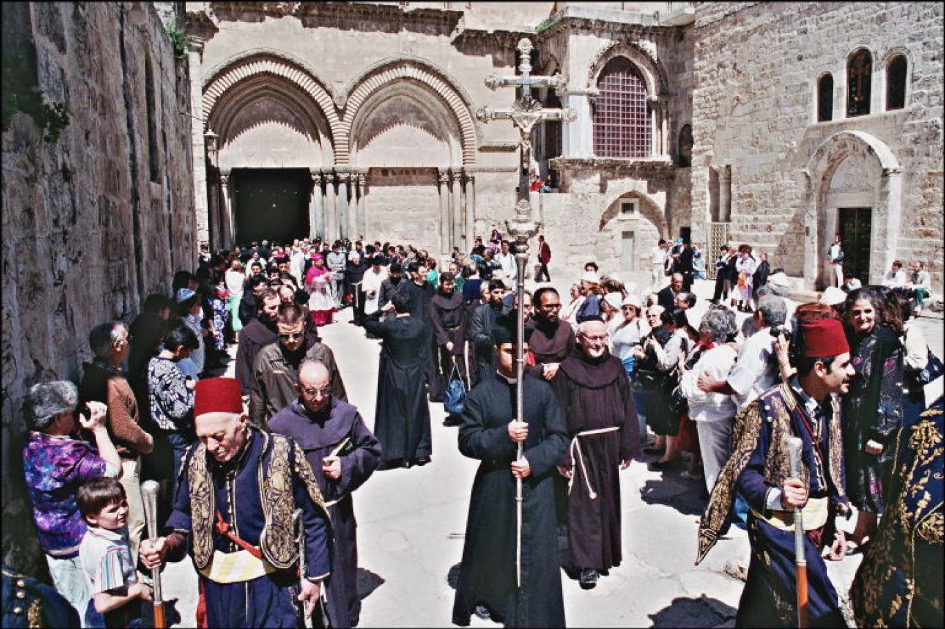 عيد الفصح تحت الحصار.. الاحتلال يمنع آلاف المسيحيين من دخول القدس وطقوس "النور المقدس"