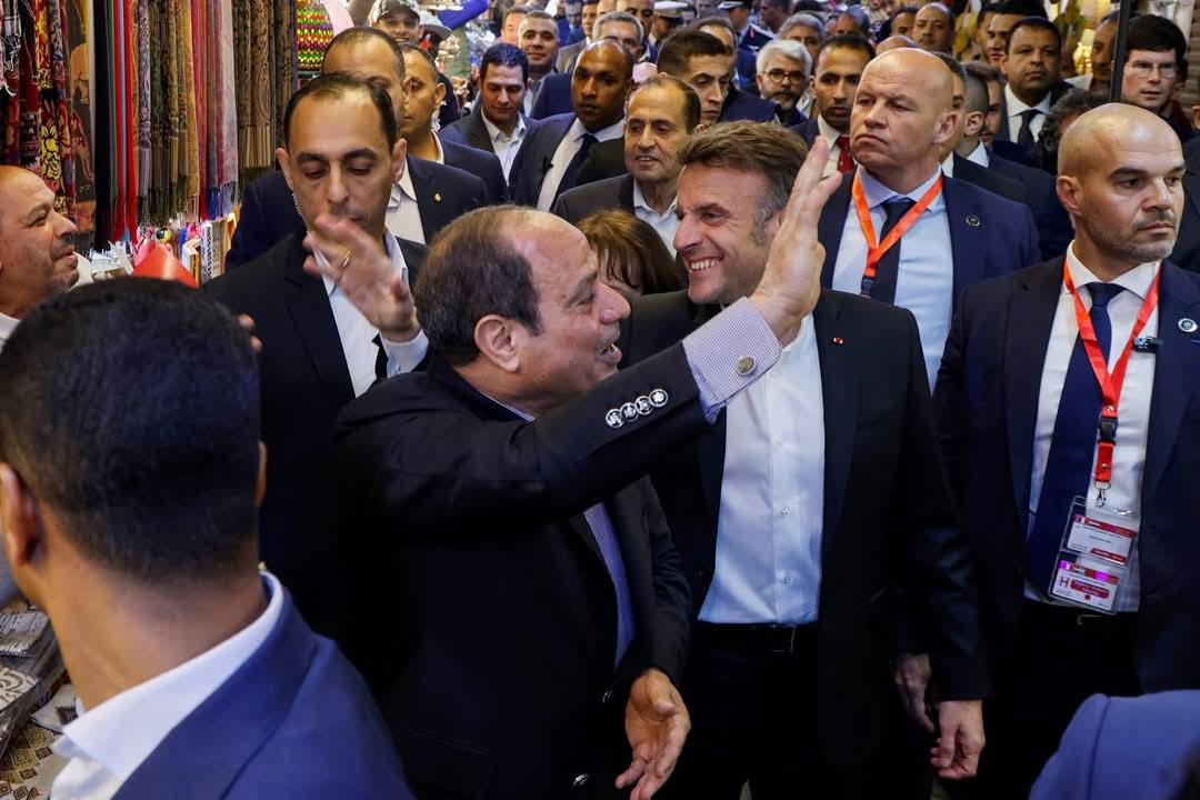 الرئيس السيسي يصطحب نظيره الفرنسي في جولة بخان الخليلي وسط ترحيب شعبي 1 الرئيس السيسي يصطحب نظيره الفرنسي في جولة بخان الخليلي وسط ترحيب شعبي